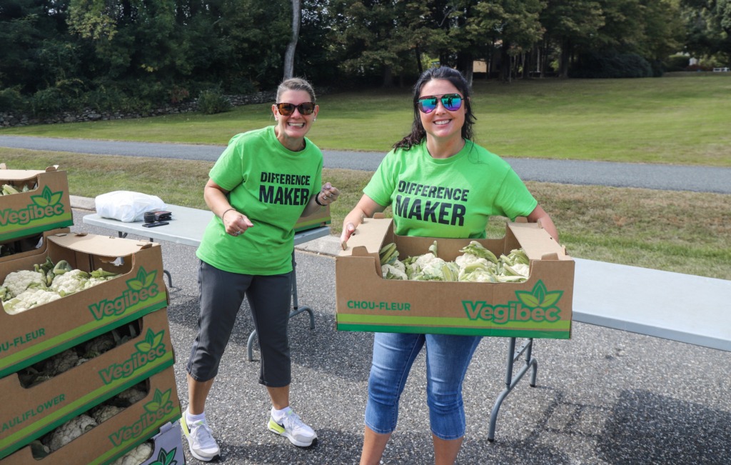 Country-Bank-Employees-Smile-Volunteering-Community