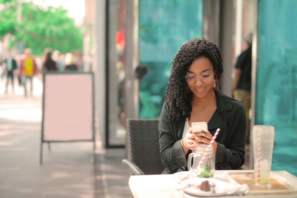Country-Bank-Woman-Mobile-App-Mobile-Banking